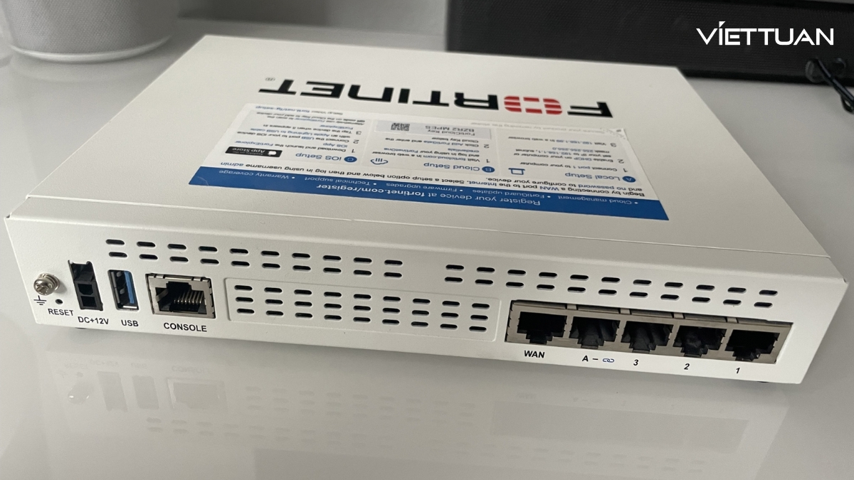 firewall-fortinet-fortigate-40f-fg-40f-2-1 Mặt sau thiết bị Firewall Fortinet FortiGate 40F (FG-40F-BDL-950-12)